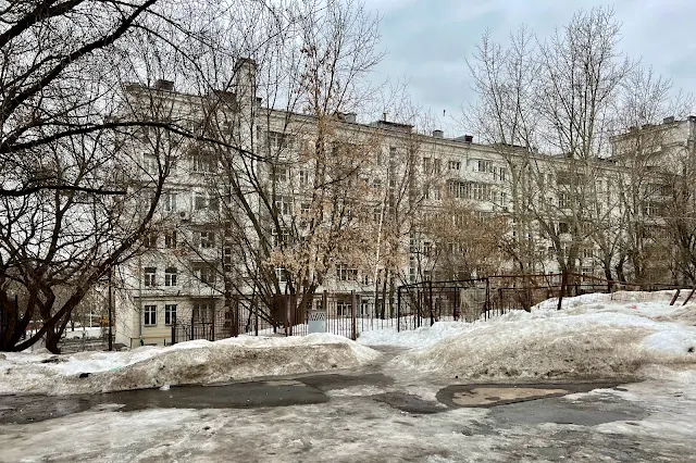 Электрозаводская улица, Преображенская набережная, дворы, жилой дом 1939 года постройки – жилой дом для работников тонкосуконной фабрики «Свободный труд»