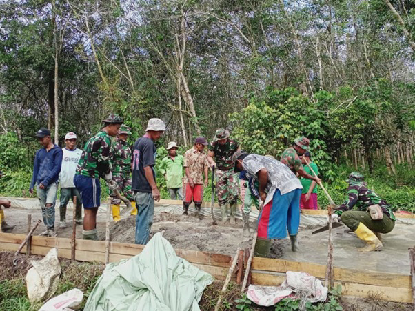 Para anggota Satgas TMMD Ke-111 Kodim 1207/Pontianak Tak Mengenal Lelah Bergotong Royong