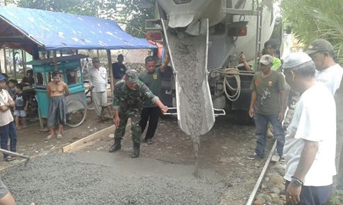 Babinsa Koramil 04/Bojonggede Ikut Ngecor Jalan