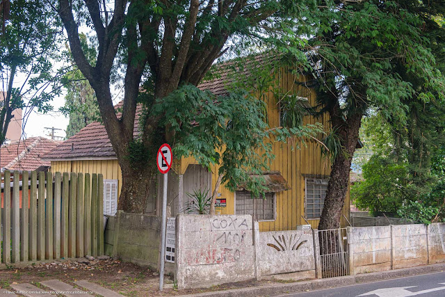 Casa de madeira na Rua 21 de Abril, em Curitiba