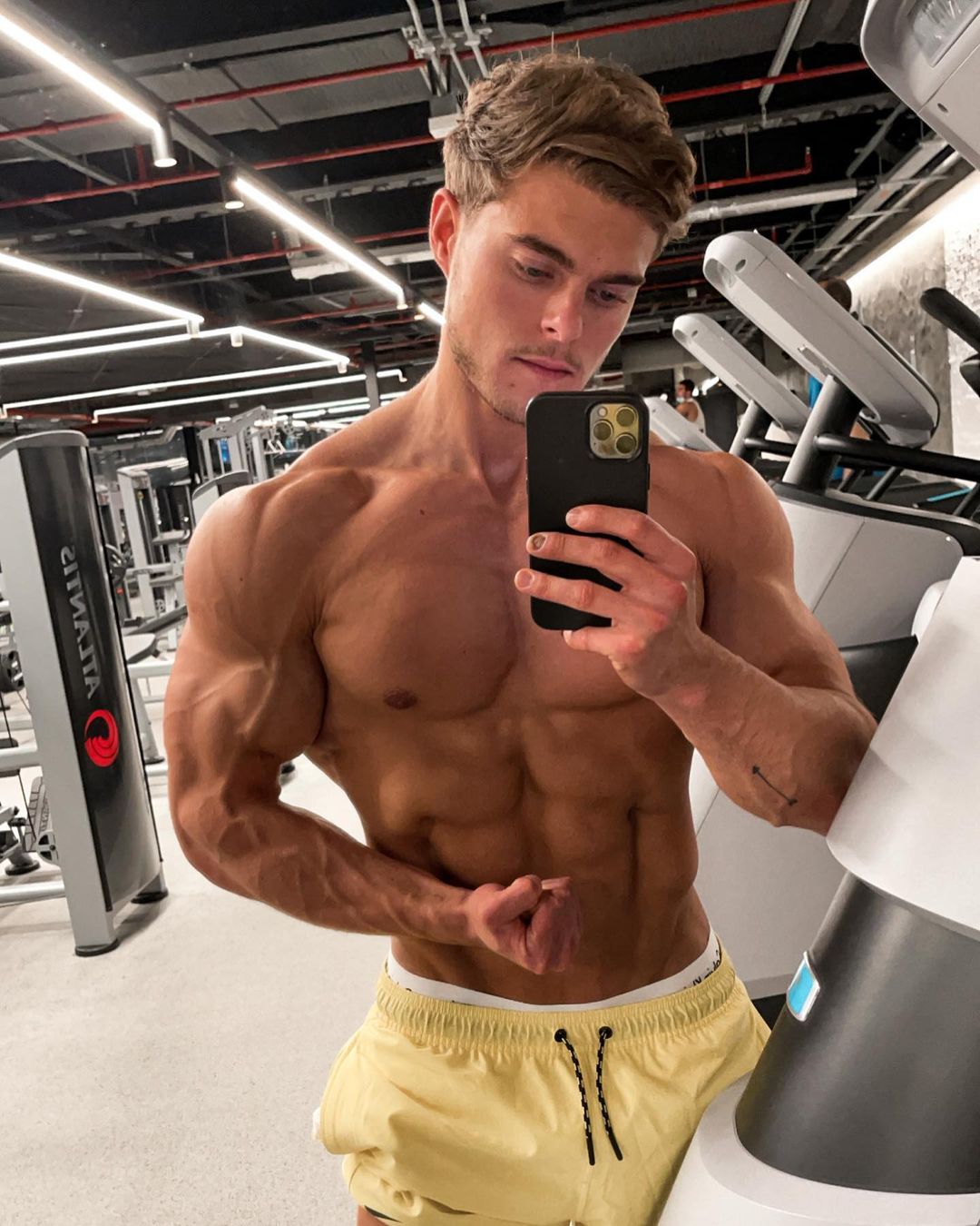 hot-shirtless-man-richard-duchon-strong-daddy-abs-biceps-flex-gym-selfie