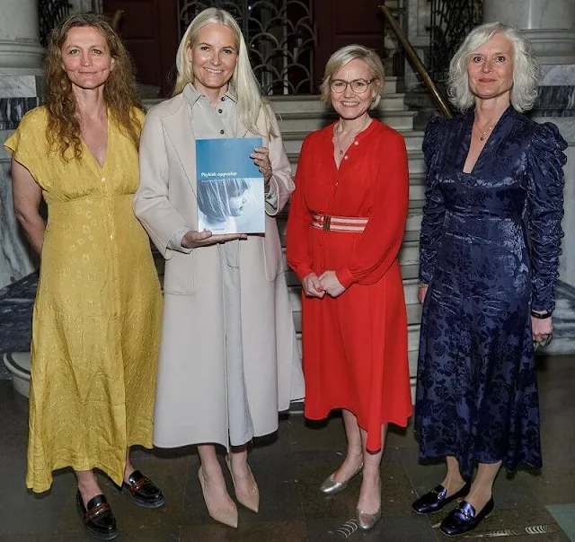 Crown Princess Mette-Marit wore a linen and silk canvas dress by Max Mara. Maria La Rosa pink clutch bag