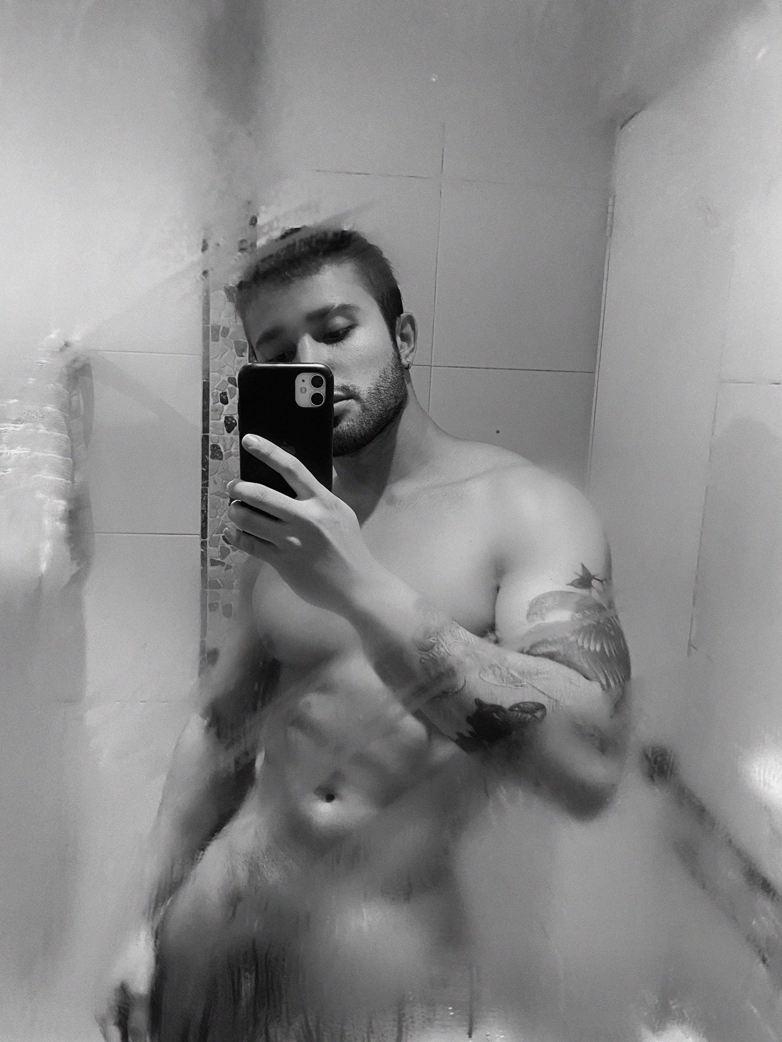 colombiano desnudo en la ducha