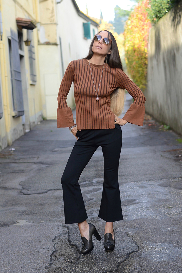 pantaloni a zampa cropped 