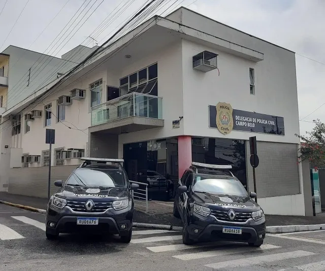 Duas viaturas da policia estacionadas em frente a uma delegacia