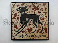 Socarrat adaptado con la frase: ''Cuidado con el perro''. De esta manera personalizamos cualquier diseño añadiendo frases etc...Soc-Art