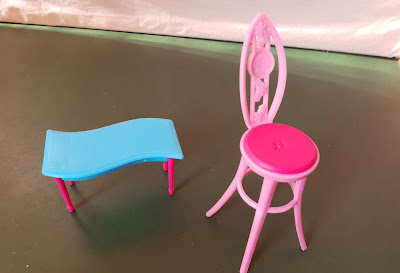 Brinquedo de plástico, móveis mesinha de centro  tampo azul , pernas rosa e cadeira assento cor de cereja e o resto rosa claro,  da Barbie  R$ 10,00 cada