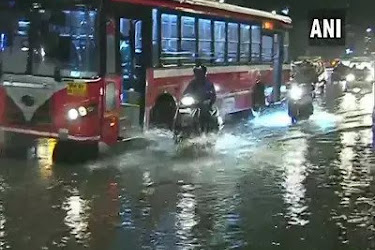 बारिश से बेहाल हुई मुंबई, कई ट्रेनें रद्द, फ्लाइट्स कैंसल, अलर्