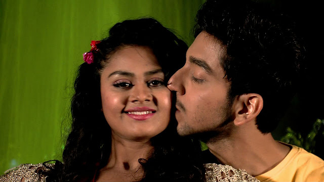 Tanushree and Kishan Roy Kissing Moment Viral on Social Media