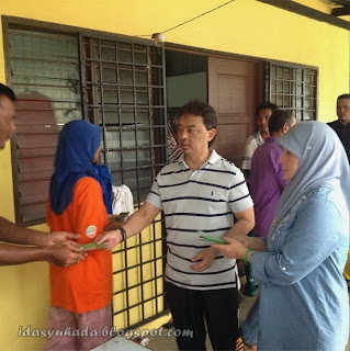 Gambar Tengku Mahkota Pahang (TMP) Bersama Keluarga Membantu Mangsa Banjir Di Kuantan