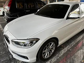 張小姐有一台 2016 BMW 118i二手車想要賣給車商收購 ，只跑六萬多公里而已 。    她問過其他家中古車商 ，看到我們網站的收購介紹服務於是也順便問問看我們 ，提供完整的資料後 ，我們評估這台車應該很漂亮 ，所以給了一個還不錯的價格 。  張小姐覺得我們線上的估價相當不錯 ，所以就和我們約到中部去看車 ，實際估之後車確實蠻漂亮的又原鈑件，但漆面上有幾處要處理 ，所以比預估的價格低一點點 。  但張小姐說即便如此 ，我們依舊是最高價的了 。所以還是把車交給我們 ，太讚了啦 !!  為什麼張小姐的價格可以這麼高呢? 按照估車的 10個重點  ，車況好、白色、跑少、熱門 ，所以當然就拿到高價啦!!!謝謝張小姐支持喔 ，希望下一台還可以再找我們服務 ! 快速換現金的感覺真的是太好了!!    小曾團隊為什麼這麼幸運呢? 為什麼老是有漂亮車會被我們收購呢? 因為我們每天都保持正能量，不去搞客人或是占別人便宜 。像有些同行就喜歡借錢不還 ，說要公家一台車 ，結果車賣了錢就不給了 ，真的是很壞阿。不然就是收了客人的車，打死不過戶，不過戶就算了還開車開好幾張罰單讓客戶繳呢 ! 這樣當然會把自己的福報都弄光啦 !漂亮車就會越來越少了 !    所以找車商收購真的要謹慎挑選喔 !!選擇正派又高價的車商收購您的漂亮車 ，小曾車庫會是您的首選!!