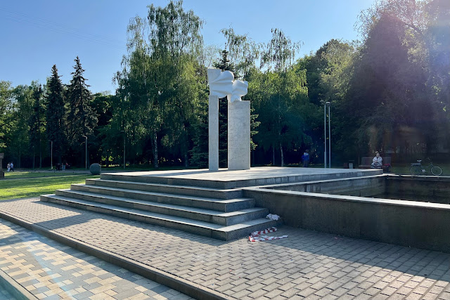 улица Юных Ленинцев, Мемориальный сквер, памятная стела «Города-герои», фонтан