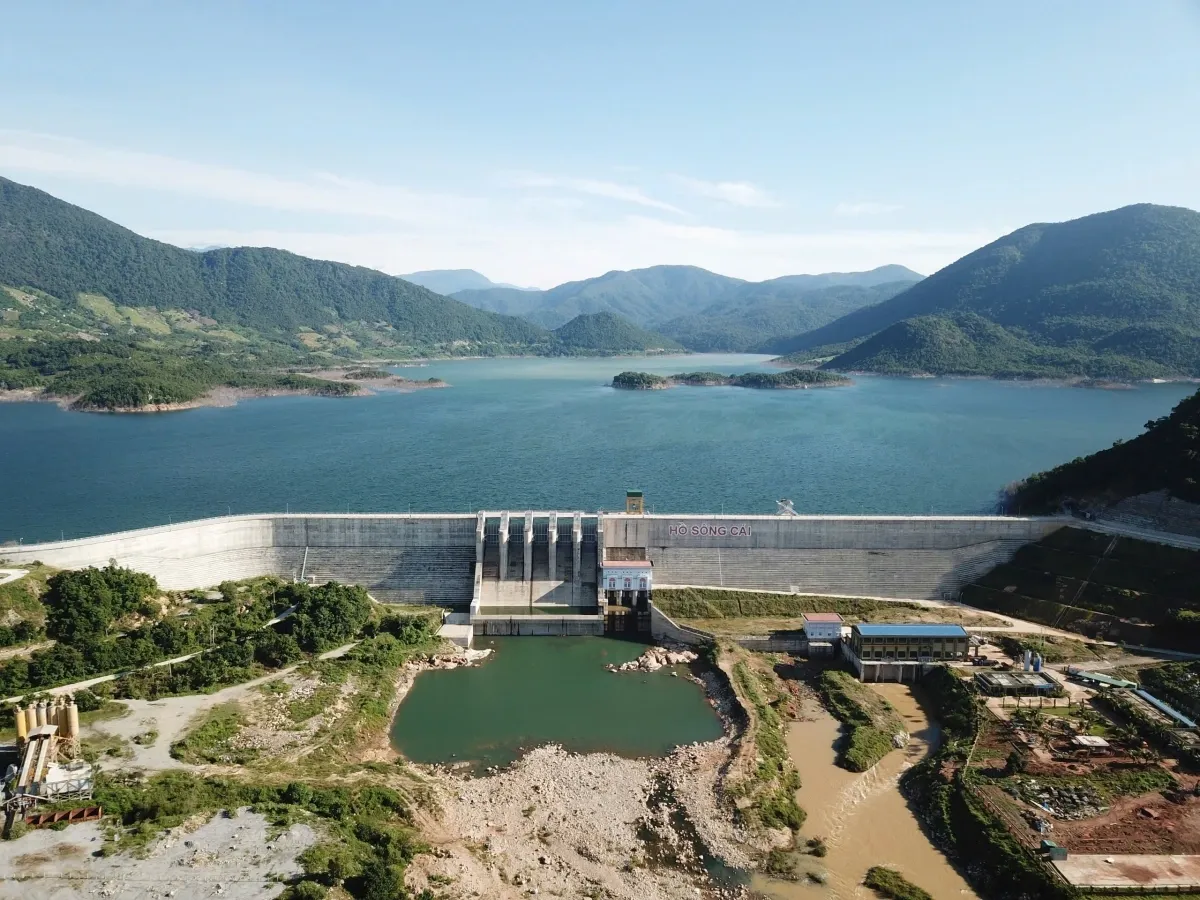 Nhà máy thủy điện Bác Ái sẽ bơm nước từ hồ Sông Cái lên hồ trên để tích trữ năng lượng