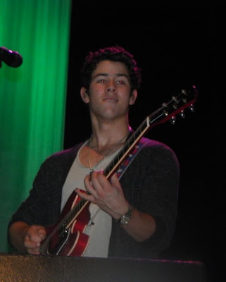 nick jonas apasionado en concierto en directo