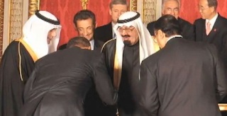 Obama bows to Saudi king