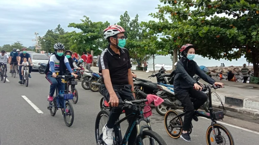 Nikmati Liburan, Irwan Prayitno Bersepeda Bersama Keluarga