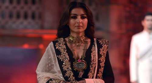 Soha Ali Khan in Vikram Phadnis Gold Banaras Lehenga