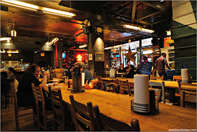 Comedor del Hill Country Barbecue Market en Nueva York