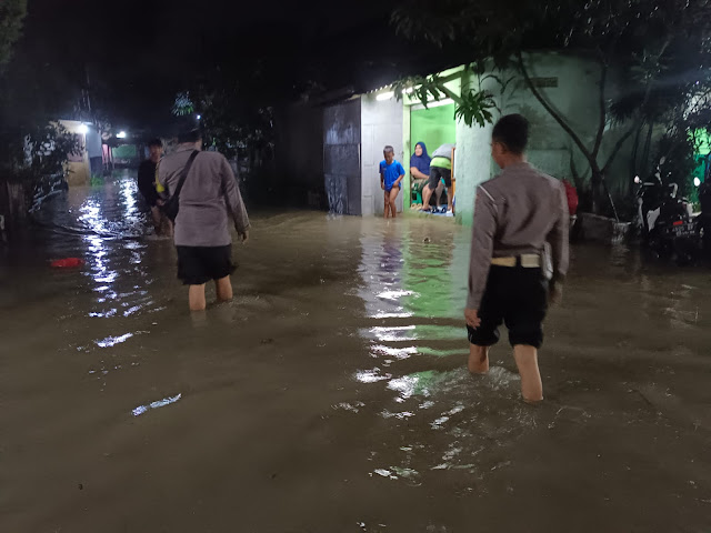 Hujan Dan Luapan Sungai Irigasi, Banjir Genangi BCP 2, Polsek Ciruas Turun Ke Lokasi