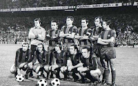 F. C. BARCELONA - Barcelona, España - Temporada 1974-75 - Mora, Rifé, Migueli, Torres, Costas, De la Cruz; Rexach, Neeskens, Johann Cruyff, Asensi y Clares. FEYENOORD ROTTERDAM 0 F. C. BARCELONA 0 Global eliminatoria: FC BARCELONA 3 FEYENOORD ROTTERDAM 0 Martes 22/10/1974, 20:30 horas. Copa de Europa, octavos de final, partido de ida. Rotterdam, Holanda, Feijenoord Stadion: 58.077 espectadores. GOLES: no hubo. ENTRENADORES: Feyenoord Rotterdam: Wiel Coerver. FC BARCELONA: Rinus Michels. ÁRBITRO: Rudi Glöckner, Alemania Occidental