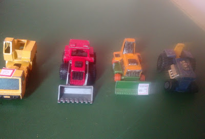 Anos 70, Miniatura de metal Matchbox crane truck amarelo 1978 e Tractor shovel vermelho 1975 R$ 10,00 cada - escavadeira e o azul vendidos