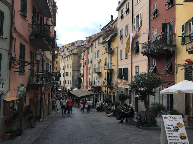 pink outfit, Italian coast, cinque terre, travel blogger, travel to cinque terre, fashion blogger, fashion blogger in italy, where to travel in italy, best fashion and travel blogger, fashion blogger on budget