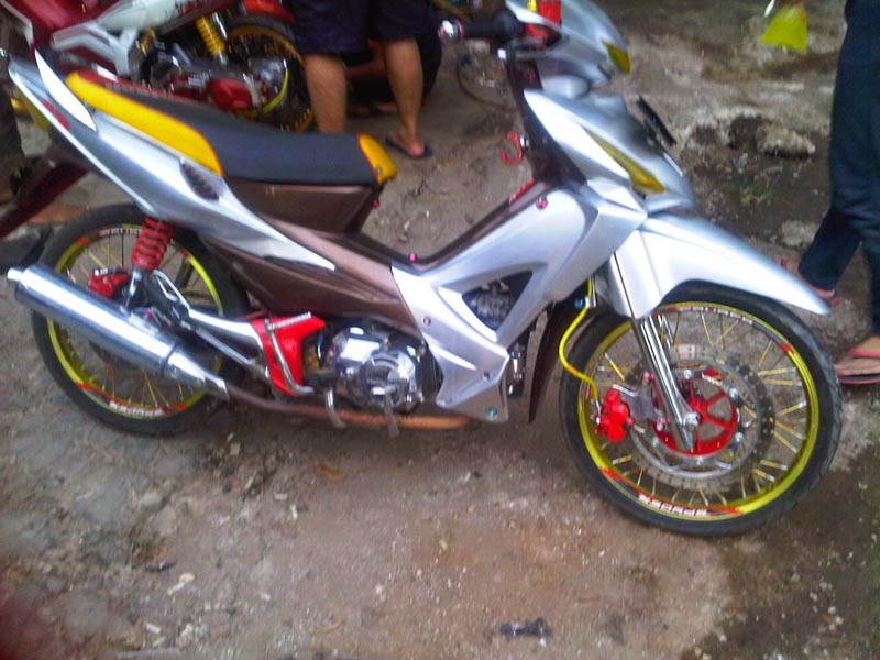 Foto Modifikasi  Motor  Honda Revo  2007 Terbaru