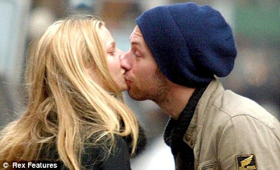 picture of Gwyneth Paltrow kissing chris martin