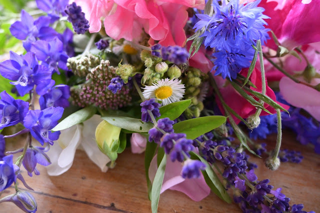 veldboeket met lathyrus.