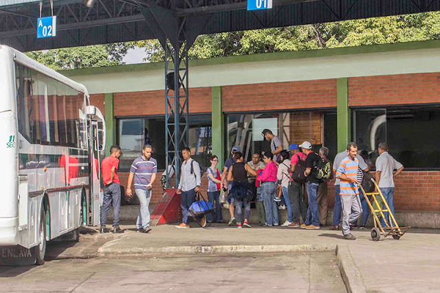 Lo robaron y le quitaron toda la ropa en pleno día en el Terminal de Maracay