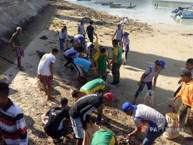 Prajurit Kodam Pattimura Bersihkan Pantai di Kota Ambon