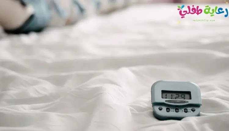 صورة تحتوي على جهاز صغير في الفراش، لتعبر عن أجهزة الإنذار المستخدمة لكشف الرطوبة والتبول في الفراش.