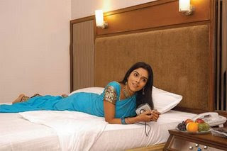 tamil-telugu-mallu-hindi-celebrity-aasin-indian-desi-bollywood-pics-stills-photo-gallery-sexy-heroine-hot-actress-movie-star-asin-thottumkal-bedroom-bed