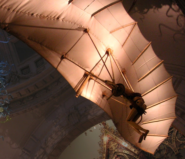 Модель одного из летательных аппаратов Леонардо в Музее Виктории и Альберта в Лондоне, 2006 г.