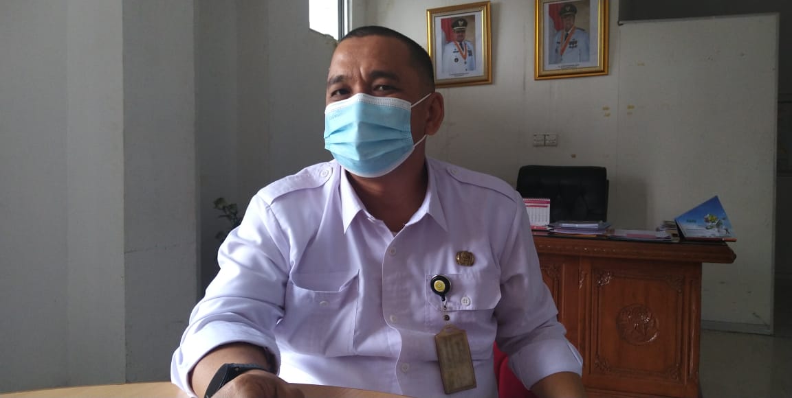 Foto:  Kadis Perdagangan, Koperasi, UKM dan ESDM Karimun, Muhammad Yosli di ruang kerjanya. (Realitamedia, com /James Nababan).