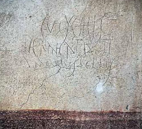«Ευτυχίς, μια Ελληνίδα με γλυκούς τρόπους, δύο ασσάρια» η«αγγελία»  χαραγμένη σε τοίχο της Πομπηίας.