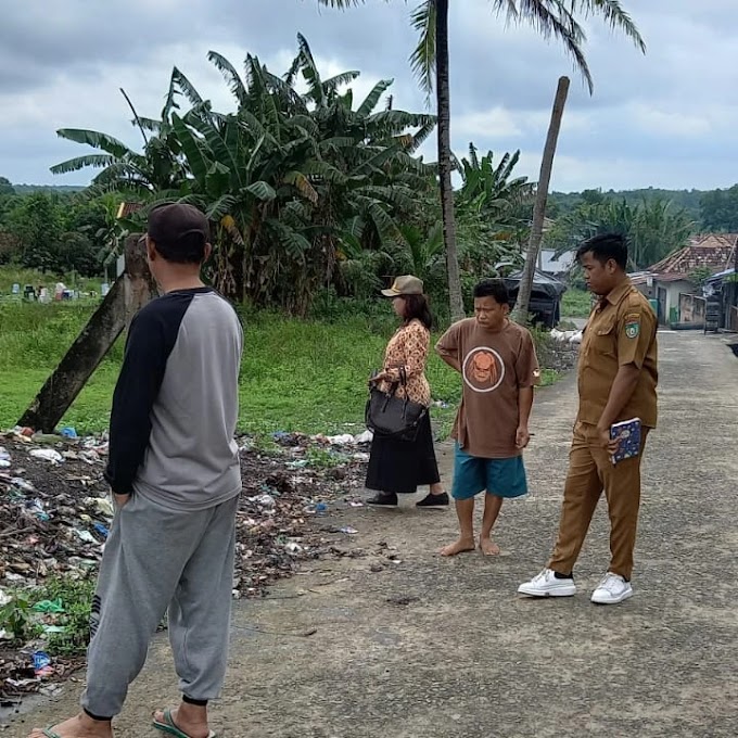 PLT Lurah Prabu Jaya menindaklanjuti laporan warga tentang fasilitas umum berupa pemakaman umum dijadikan tempat pembuangan sampah oleh warga sekitar, didampingi oleh ketua RT 05 RW 05 serta penjaga pemakaman umum