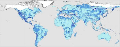 Mapa-múndi das águas subterrâneas  Pela primeira vez desde que um cálculo do volume mundial das águas subterrâneas foi tentado na década de 1970, um grupo internacional de hidrólogos produziu a primeira estimativa das reservas totais de águas subterrâneas da Terra.  Com a crescente demanda global por água - especialmente tendo em vista as mudanças climáticas - este estudo fornece informações importantes para os gestores de recursos hídricos e desenvolvedores de políticas, bem como para pesquisas de campo, na hidrologia, ciência atmosférica, geoquímica e oceanografia.  A equipe, liderada por Tom Gleeson, da Universidade de Vitória, no Canadá, usou vários conjuntos de dados (incluindo dados de perto de um milhão de bacias hidrográficas) e mais de 40.000 modelos de águas subterrâneas para compor o mapa-múndi das águas subterrâneas.  Os cálculos estimam um volume total de cerca de 23 milhões de quilômetros cúbicos de água subterrânea - muito próximo da estimativa feita há 40 anos.  Para comparação, se fosse possível retirar essa água e depositá-la sobre a parte seca da Terra, ela poderia produzir um dilúvio que cobriria todos os continentes com uma profundidade de 180 metros - ou poderia elevar os níveis do mar em 52 metros se fosse espalhada sobre o globo inteiro.  Idade das águas  Do total das águas subterrâneas da Terra, apenas cerca de 0,35 milhão de quilômetros cúbicos é mais jovem do que 50 anos de idade.  Essa fração de "água jovem" recarrega-se através das chuvas e dos cursos d'água em uma escala temporal de algumas décadas, representando assim a parte potencialmente renovável das águas subterrâneas. Segundo Gleeson, as águas mais profundas são salgadas demais, isoladas e estagnadas, e deveriam ser vistas como recursos não-renováveis.  O volume da água subterrânea moderna supera todos os outros componentes do ciclo hidrológico ativo e é um recurso renovável. Contudo, como está mais perto das águas de superfície e se move mais rapidamente do que as águas subterrâneas antigas, ela é também mais vulnerável às alterações climáticas e à contaminação por atividades humanas.