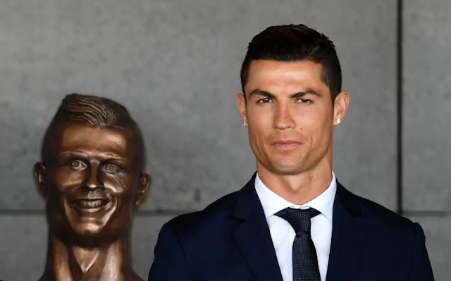 Patung "aneh" Cristiano Ronaldo Ini Menjadi Simbolik Bandara di Portugal
