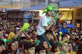  Torcida incentiva a seleção canarinho: jogo transmitido em telão no Parque Regadas
