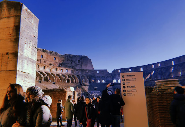 foto del interior del coliseo romano