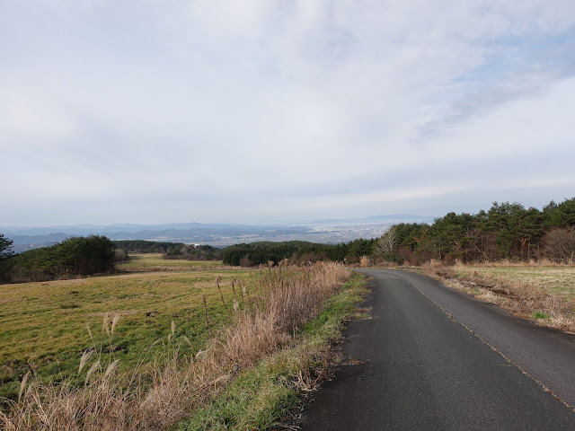 鳥取県西伯郡伯耆町丸山の牧草地　島根半島の眺望