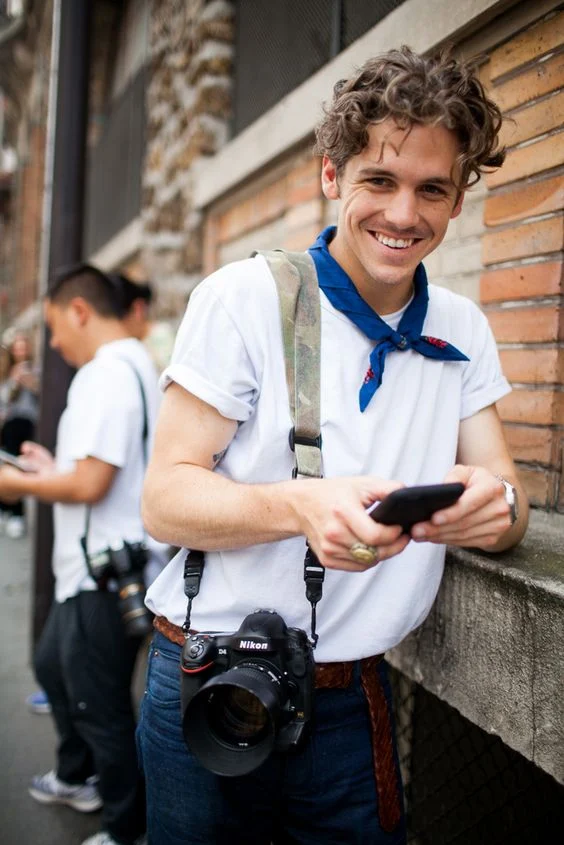 Look Masculino com Camiseta Branca Lisa e Bandana (1)