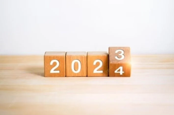 Ilustrasi pergantian tahun 2023 ke 2024 (Sumber: freepik.com)