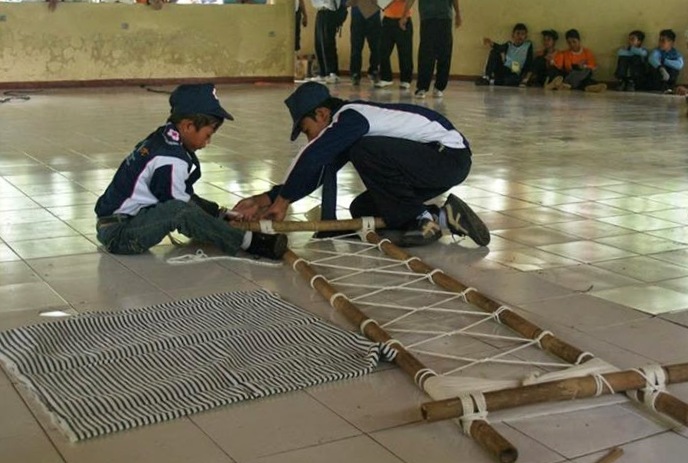 Membuat Tandu Darurat Vertical Rescuer