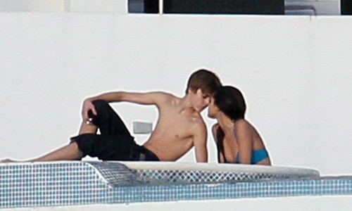 justin bieber selena gomez kissing caribbean. justin bieber selena gomez