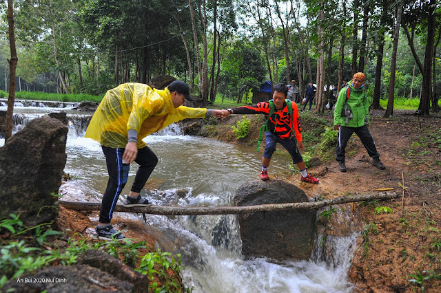 Lội suối trong chuyến trekking Núi Dinh