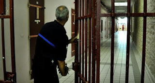 Deux surveillants de la prison d'Agen à la barre ce vendredi avec les détenus qu'ils côtoyaient