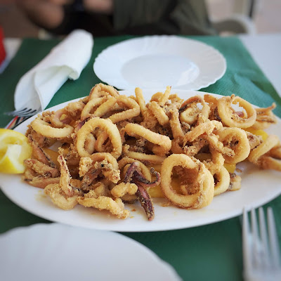 A plateful of very fresh calamares fritos in Restaurante El Cinto