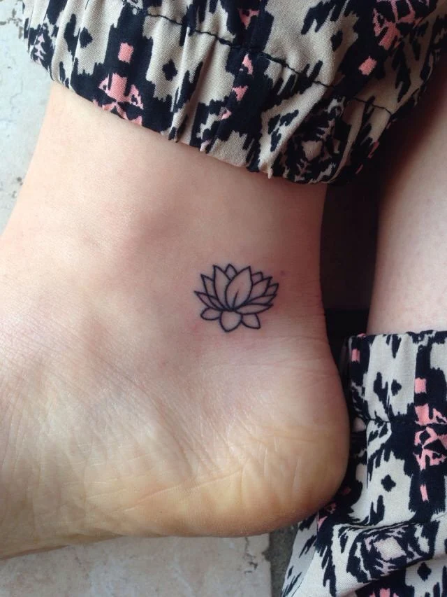 chica con tatuaje de flor de loto